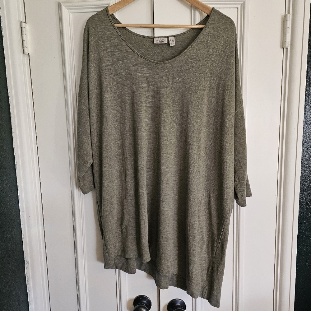 LOGO Lori Goldstein Green Tunic Top Piper With Pockets Size 1X Asymmetric Hem